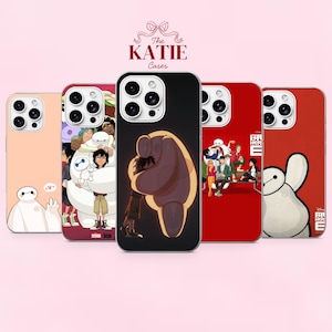 Può includere: Cinque cover per smartphone con personaggi di Big Hero 6. Una è color pesca con Baymax, una mostra il gruppo, una è nera con una silhouette di un abbraccio, una è rossa con il gruppo e una è rossa con Baymax. In alto il logo The Katie Cases.