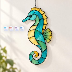 Op de afbeelding: Een glas-in-lood zeepaardje suncatcher met een gesegmenteerd ontwerp van levendige turquoise, blauwgroene en gele glaspanelen omlijnd met zwart metaal. Het zeepaardje hangt aan een dunne zwarte ketting en bevat kleine SVG, PDF, JPG en PNG pictogrammen.