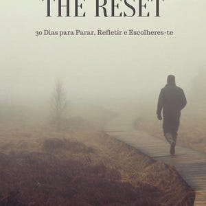 Op de afbeelding: Een boekomslag getiteld THE RESET door Ana Catarina, met de ondertitel 30 Dias para Parar, Refletir e Escolheres-te. De afbeelding toont een persoon die over een houten pad door een mistig, bruinachtig landschap loopt met de tekst CADA NASCER DO SOL É A PROVA DE QUE PODES RECOMEÇAR onderaan.