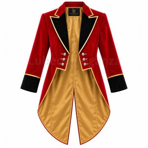 Op de afbeelding: Een rode fluwelen pandjesjas met zwarte revers en manchetten met gouden biesafwerking. De jas heeft een gouden satijnen voering en zes zilverkleurige knopen aan de voorzijde. Een zwart label met de gouden tekst LE is zichtbaar bij de binnenhals.