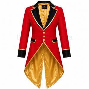 Può includere: Una giacca a coda rossa con revers e polsini neri rifiniti in oro. La giacca presenta tre bottoni dorati sul davanti e una fodera in raso dorato. Il retro mostra un design a coda lunga divisa. Un'etichetta nera è visibile all'interno del colletto.