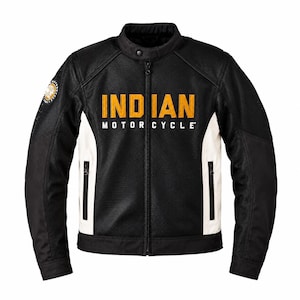Könnte beinhalten: Eine schwarze Motorradjacke aus Mesh mit weißen Seiteneinsätzen und Stehkragen. Auf der Brust befindet sich der Schriftzug INDIAN MOTORCYCLE in Gelb und Weiß. Ein kreisförmiges Logo-Emblem befindet sich am rechten Ärmel. Die Jacke hat einen Reißverschluss.