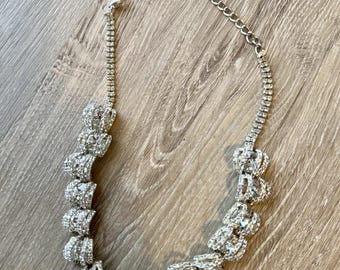Statement strass ketting in zilverkleur, perfect voor een glamoureuze bruids- of gala-look met kristallen kraag.