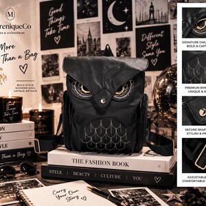 Könnte beinhalten: Ein schwarzer Rucksack in Eulenform mit gestickten Federdetails, goldfarbenen Augen und einem zentralen Druckknopfverschluss. Die Tasche verfügt über verstellbare Riemen und Seitentaschen, wobei das Design das Gefieder auf der Vorderklappe imitiert.
