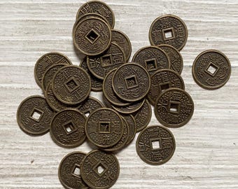Charms im chinesischen Stil mit antiker Messingoptik