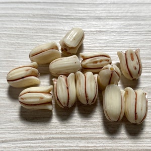 Perles tulipes en plastique vintage solde