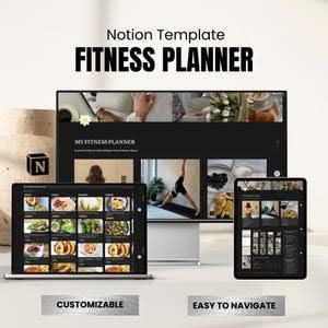 Op de afbeelding: Een digitale Notion-sjabloon voor een fitnessplanner weergegeven op een computermonitor, een laptop en een tablet. De interface heeft een donker thema met diverse afbeeldingen van eten en oefeningen, gelabeld met de tekst FITNESS PLANNER.