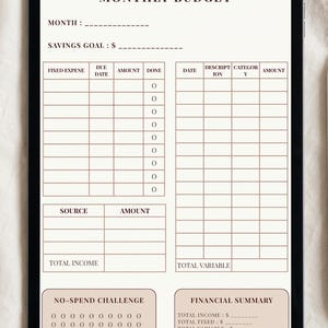 Peut inclure: Une tablette numérique affichant un modèle de planificateur de budget mensuel avec un fond blanc et du texte brun foncé. La mise en page comprend des sections pour les dépenses fixes, variables, les revenus, un défi sans dépense et un résumé financier.