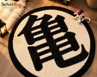 Pode incluir: Um tapete circular com um fundo de cor creme e um grande caractere kanji japonês preto em destaque no centro. O tapete possui uma textura de pelo espesso e uma borda circular preta sólida que emoldura todo o design.