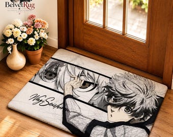 Pode incluir: Um tapete retangular com uma ilustração em preto e branco de estilo anime de uma personagem com cabelo espetado e olhos grandes. O design inclui um painel que mostra um close-up dos olhos e o texto manuscrito Wagi Seishiro em preto.