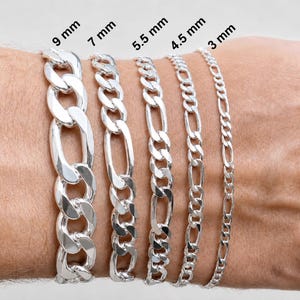 Peut inclure: Cinq bracelets à chaîne de couleur argentée de largeurs variées, étiquetés 9 mm, 7 mm, 5,5 mm, 4,5 mm et 3 mm. Les bracelets présentent des maillons entrelacés et sont présentés côte à côte pour montrer les différentes épaisseurs des chaînes.