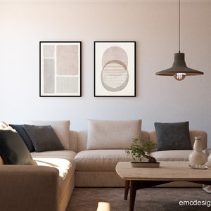 Pode incluir: Um sof&aacute; seccional bege claro com uma mesa de centro de madeira e duas impress&otilde;es abstratas emolduradas em tons suaves de rosa e cinza. Uma pequena &aacute;rvore bonsai fica na mesa de centro.
