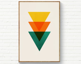Könnte beinhalten: Abstrakter geometrischer Kunstdruck mit drei sich überlappenden Dreiecken in Gelb, Orange und Türkis auf cremefarbenem Hintergrund. Das Kunstwerk ist in einem Holzrahmen präsentiert, der einen modernen Look bietet. Das Design ist minimalistisch und abstrakt.