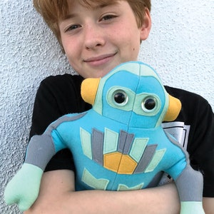 Retro Robot plush toy sewing pattern with appliqué detailing. Art Deco Robot pdf toy sewing tutorial,