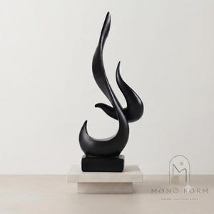 Minimalistische abstracte sculptuur in matzwart voor de inrichting van de woonkamer.