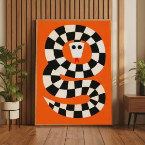 Puede incluir: Una impresión de arte mural rectangular que muestra una serpiente estilizada con un patrón de cuadros blancos y negros sobre un fondo naranja sólido. La serpiente está enroscada en forma de S con cabeza blanca, dos ojos negros y lengua roja.