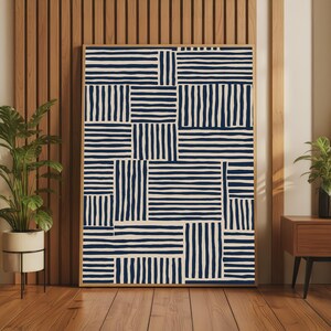 Peut inclure: Une œuvre d'art murale rectangulaire présentant un motif géométrique de rayures horizontales et verticales bleu marine foncé sur fond crème, encadrée par un cadre fin en bois clair, affichant une grille de blocs rayés alternés.