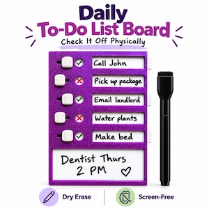 Könnte beinhalten: Ein violettes tägliches Aufgabenboard mit fünf Schiebereglern zum Markieren erledigter Aufgaben. Das Board hat weiße Felder mit dem Text Call John, Pick up package, Email landlord, Water plants und Make bed. Ein Whiteboard-Marker ist enthalten.