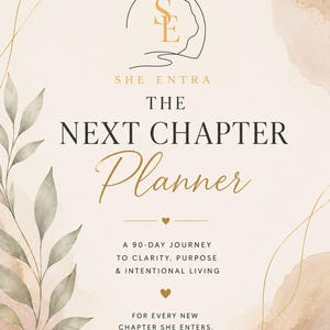 Könnte beinhalten: Ein Planer-Cover mit beigem Hintergrund, goldenen Linien und Aquarell-Akzenten. Es enthält den Text: SHE ENTRA THE NEXT CHAPTER Planner, A 90-DAY JOURNEY TO CLARITY, PURPOSE & INTENTIONAL LIVING, FOR EVERY NEW CHAPTER SHE ENTERS.