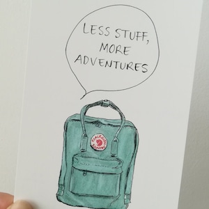 Tarjeta de viaje de aventuras, cita "Menos cosas, más aventuras", mochila, amante de las actividades al aire libre, senderismo, naturaleza, acampada, pasión por los viajes, A6, Cindy Mangomini