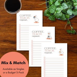 Peut inclure: Trois blocs-notes rectangulaires blancs présentant une mise en page de liste de contrôle avec un graphique d'un canard blanc tenant une tasse. Le texte indique COFFEE. TEACH. repeat. Chaque bloc-notes a des lignes avec des cases à cocher.