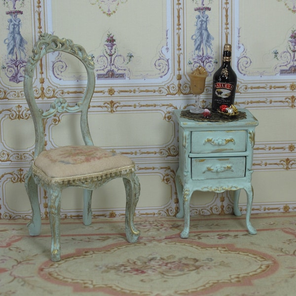 Chaise de maison de poupée miniature rembourrée en abusson, table et plateau Louis XV décorés de verre à liqueur et de bonbons. Meubles français
