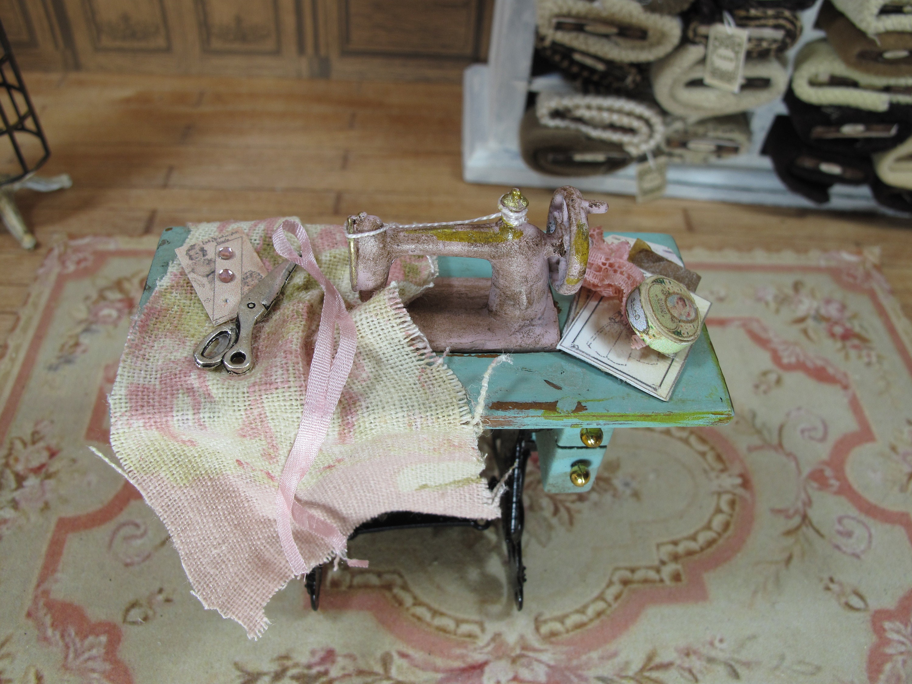 Vintage 1//12 Dollhouse Miniature Treadle Sewing Machine Sewing Room Set