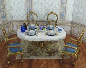 1:12 Table à manger complète décorée de vaisselle, verrerie, couverts et ornements floraux. Articles miniatures faits à la main pour les collectionneurs de maisons de poupées.