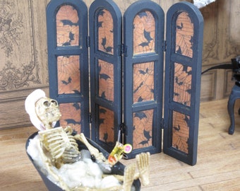 Miniature Haunted Dollhouse skeleton bathtub, Screen, 1:12 Scale Furniture Halloween 1,12 Spooky Haunted Gothic Witch Halloween Dollhouse.