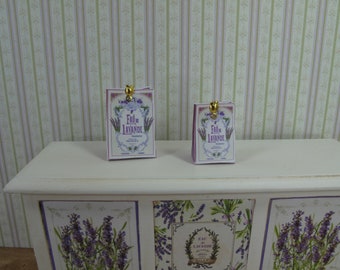 NUEVO**Perfume de bolsas francesas Dollhouse Lavender. 1:12 Bolsas de compras en miniatura lavanda. Baño de perfumería en miniatura que complementa casas de muñecas y tiendas.