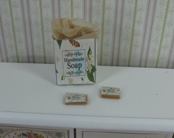 NOUVEAU** Barre de savon aux fleurs pour maison de poupée. 1:12 Mini tablette de savon. Accessoires de bain de parfumerie miniatures pour maisons de poupées et boutique jaune