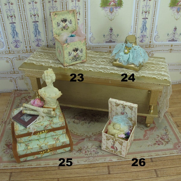 Dollhouse Boutique, accessoires de garde-robe et miniatures de vêtements pour femmes. Mannequins de maison de poupée 1:12, boîtes à chapeaux, valises, accessoires pour femmes.