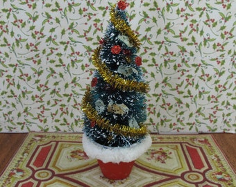 NEW ** Christmas tree for dollhouses. 1:12 Miniature Christmas Stocking Doll Houses. Miniature ornaments red and gold for dollhouses.
