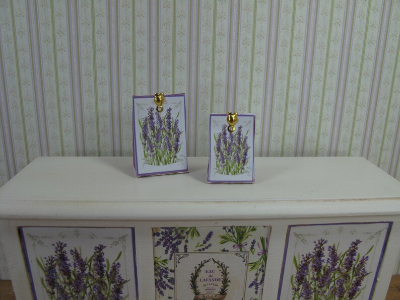 NUEVOPerfume de bolsas francesas Dollhouse Lavender. 1:12 Bolsas de compras en miniatura lavanda. Baño de perfumería en miniatura que complementa casas de muñecas y tiendas. imagen 1