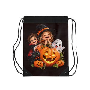 Könnte beinhalten: Ein schwarzer Turnbeutel mit einer farbenfrohen Halloween-Illustration, die ein Kind mit Hexenhut, ein als Vampir verkleidetes Kind, ein weißes Gespenst, eine schwarze Katze und drei orangefarbene Kürbisse vor einem dunklen Hintergrund zeigt.