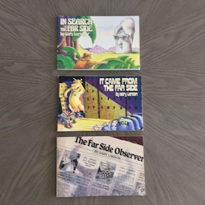 Op de afbeelding: Drie paperbacks van Gary Larson. Het bovenste boek is getiteld In Search of the Far Side met een cartoonillustratie. Het middelste boek is getiteld It Came from the Far Side met een koe-illustratie. Het onderste boek is The Far Side Observer.