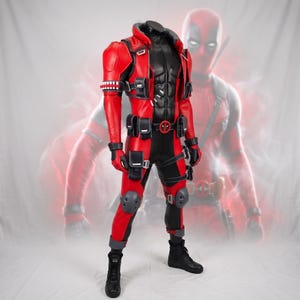 Op de afbeelding: Een rood en zwart tactisch pak met een hoge kraag, gevormd borstpantser, meerdere utility-zakken, een riem met een ronde gesp, kniebeschermers en zwarte laarzen. Het pak bevat schouderpantser en geïntegreerde riemen op de benen.