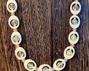 Vintage Vendome ketting met kralen van wit Lucite AB-kristal, gesigneerd, 25 inch (63,5 cm).