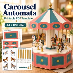 Può includere: Un modello PDF stampabile per un Carousel Automata, disponibile nei formati A4 e US Letter. L'immagine mostra un modello di giostra in carta assemblato con un tetto a righe color verde acqua e corallo, dettagli dorati e cavalli su una base esagonale.