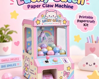 Puede incluir: Un kit de manualidades de máquina de garra de papel Lucky Catch con una paleta de colores pastel con detalles en rosa, azul y amarillo. La máquina incluye un mecanismo de garra, un joystick, una ranura para monedas y un conducto de premios con la etiqueta Prize Out, decorado con gráficos de gatos y estrellas.