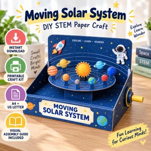 Peut inclure: Un kit de bricolage en papier STEM représentant un système solaire en carton bleu foncé avec un soleil central, des planètes en orbite, une fusée et un astronaute. La base comporte une manivelle jaune et le texte Moving Solar System.