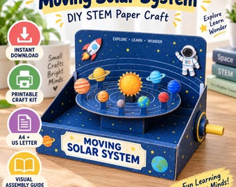 Puede incluir: Un kit de manualidades en papel STEM con un modelo de sistema solar de cartón azul oscuro que incluye un sol central, planetas en órbita, un cohete y un astronauta. La base tiene una manivela amarilla y el texto Moving Solar System.