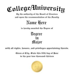以下が含まれることがあります： College/University、By the authority of the Board of Trustees、Name Here、Degree in Major、Given at City, State this fifth day of June in the year two thousand thirteenと黒い文字で書かれた白い卒業証書のテンプレートで、金色のシールが付いています。