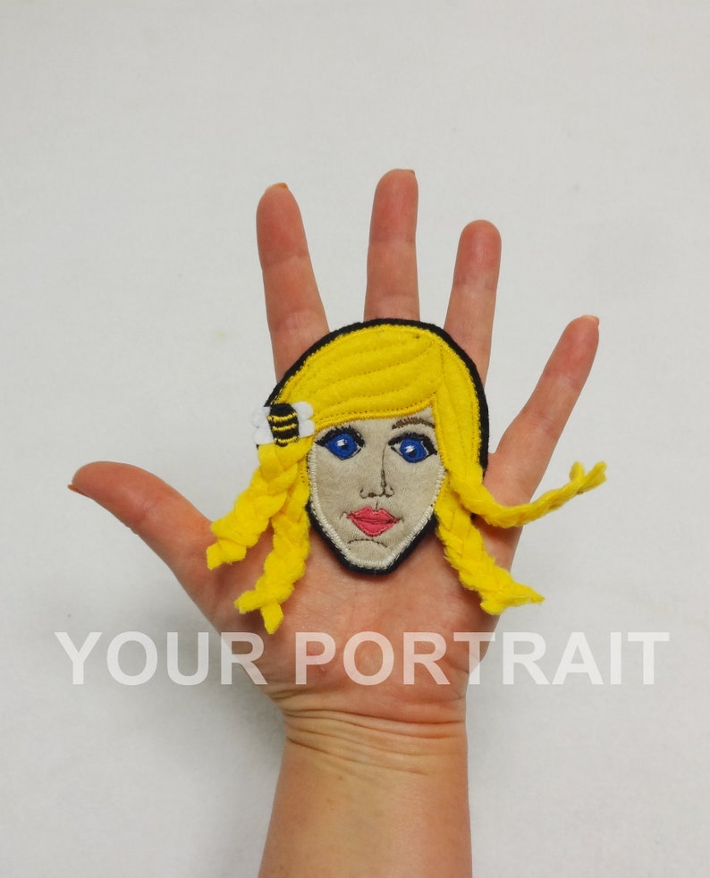 Puede incluir: Un retrato de fieltro amarillo de una persona con cabello rubio y ojos azules. El retrato est&aacute; sobre un fondo blanco y tiene el texto "YOUR PORTRAIT" debajo.