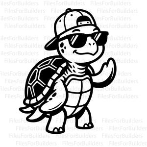 Peut inclure: Une illustration en noir et blanc au trait représentant une tortue de dessin animé portant une casquette de baseball et des lunettes de soleil. La tortue est debout, faisant un signe de la main, avec un motif de carapace et le texte FilesForBuilders.