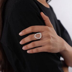 Anillo de círculo abierto hecho a mano, anillo de forma irregular en plata de ley