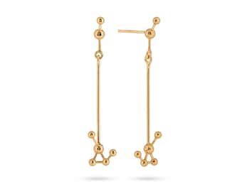 Può includere: Un paio di orecchini pendenti dorati con un design geometrico. Gli orecchini sono realizzati con piccole perle rotonde collegate da fili sottili.