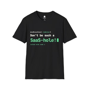 Puede incluir: Una camiseta negra de manga corta con texto en blanco y verde claro estilo terminal que dice: dev@localhost ~/advice % Don't be such a Saas-hole! exited with code 1. El diseño imita una interfaz de línea de comandos sobre un fondo oscuro.
