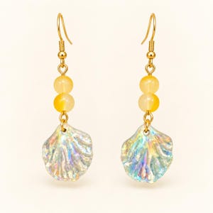 Orecchini pendenti con perline di vetro gialle, acrilico iridescente e rame placcato oro, 5 cm.