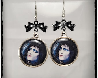 Siouxsie kleur oorbellen met zwarte of zilveren strik